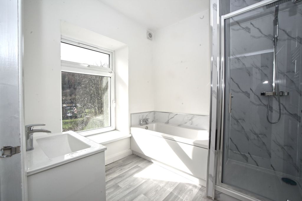 2 bed flat to rentBute Street, Treherbert CF42