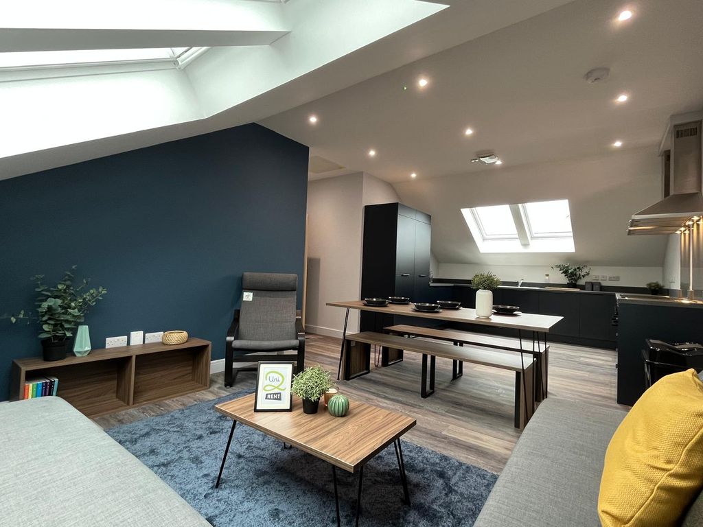6 bed flat to rentFlat 7, Commercial Point, Wollaton Road, Beeston, Nottingham. NG9