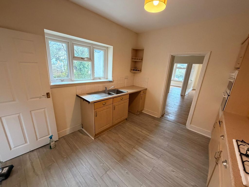 2 bed flat to rentSkewen SA10 photo 5