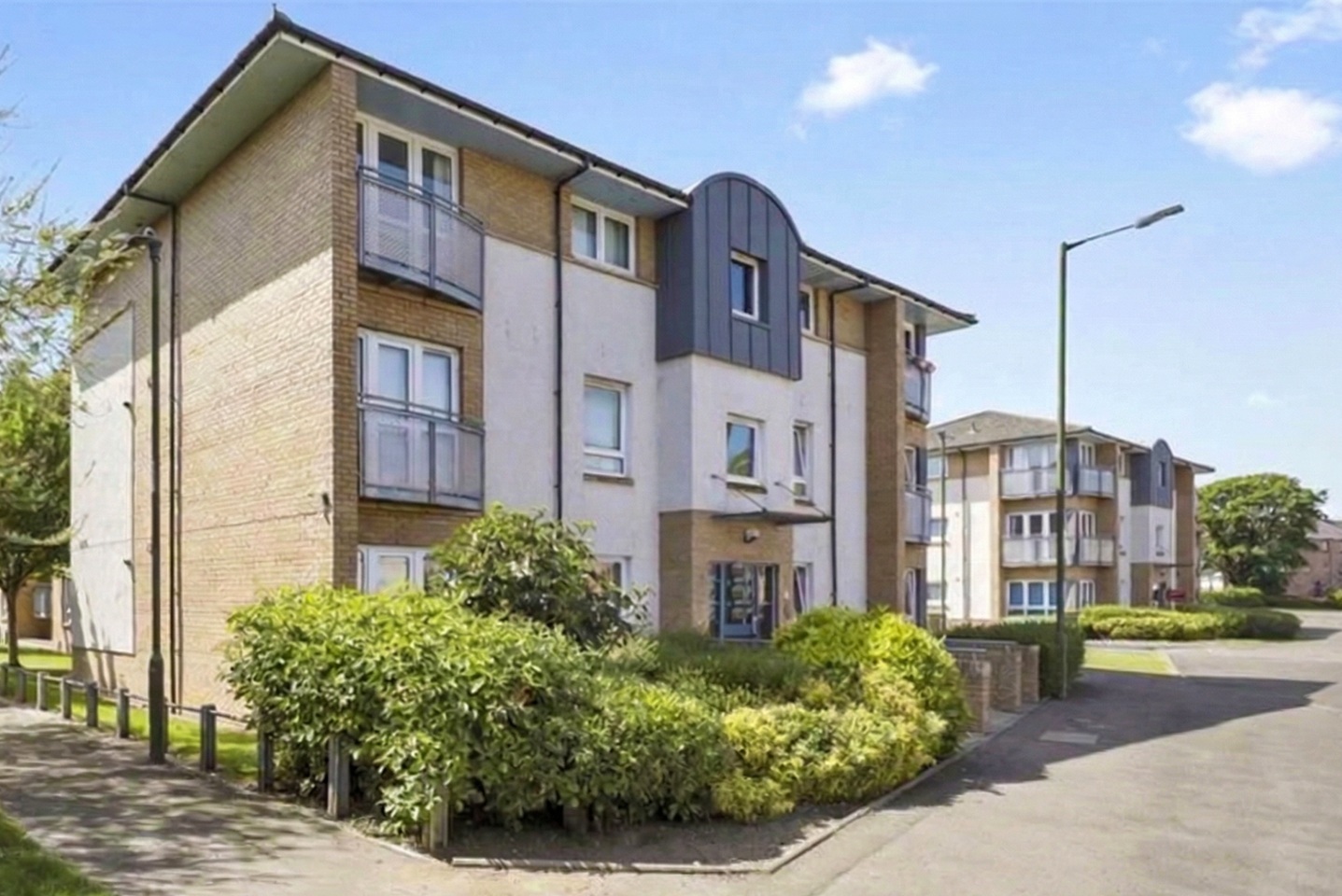 2 Bed Flat, Stenhouse Gardens, EH11, N1 7GU