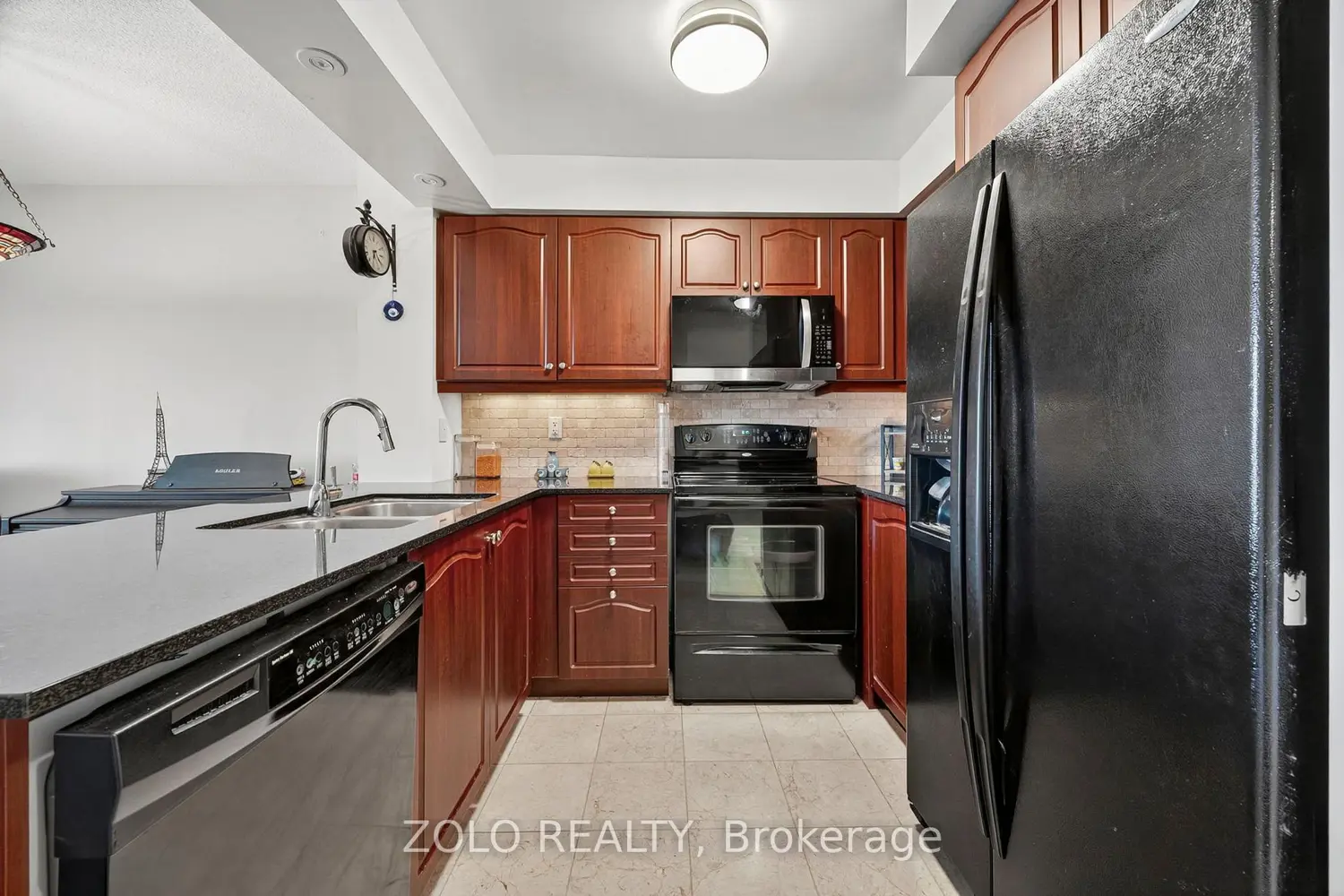 350 Red Maple Road 1212 photo 4