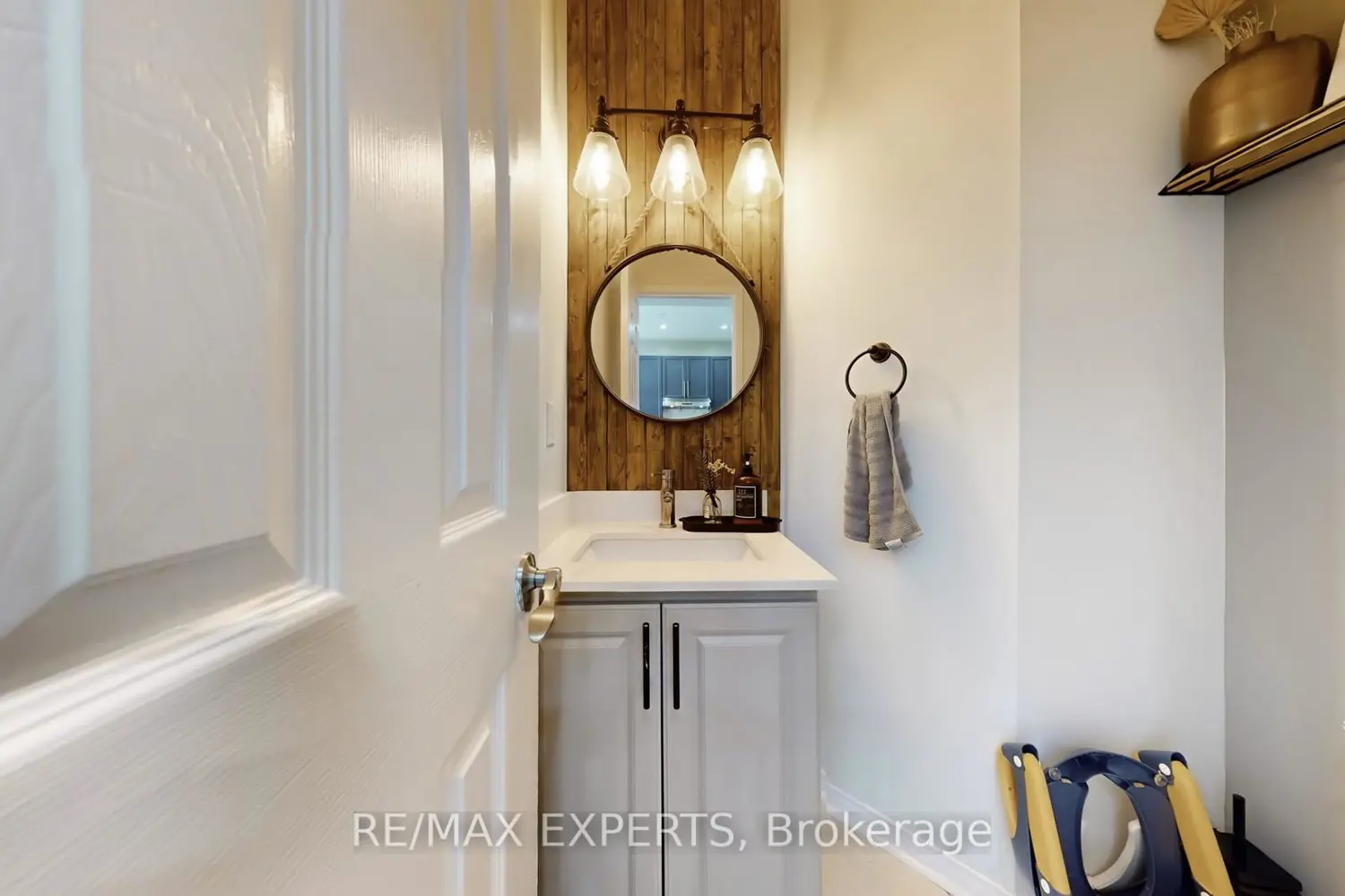 Additional image 9 of 2 Personna Circle