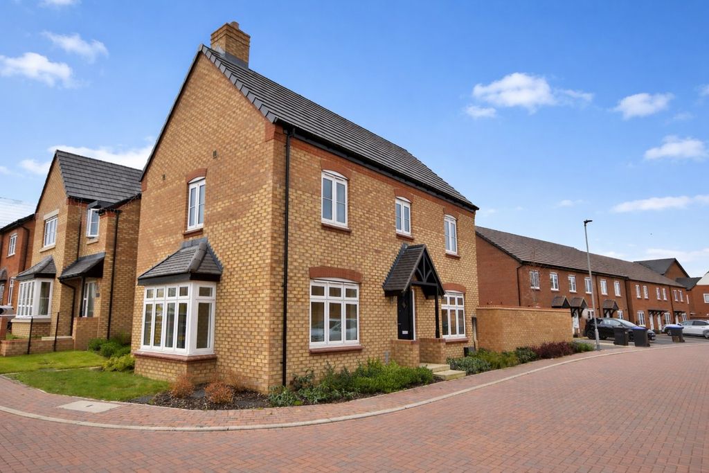 3 bed detached house to rentSandpit Close, Collingtree, Northampton NN4