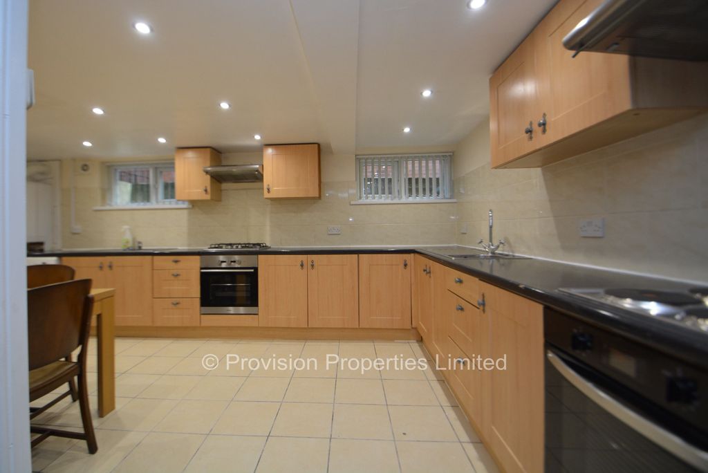 Additional image 3 of 8 bed semi-detached house to rentSt Michaels Villas, Headingley, Leeds LS6
