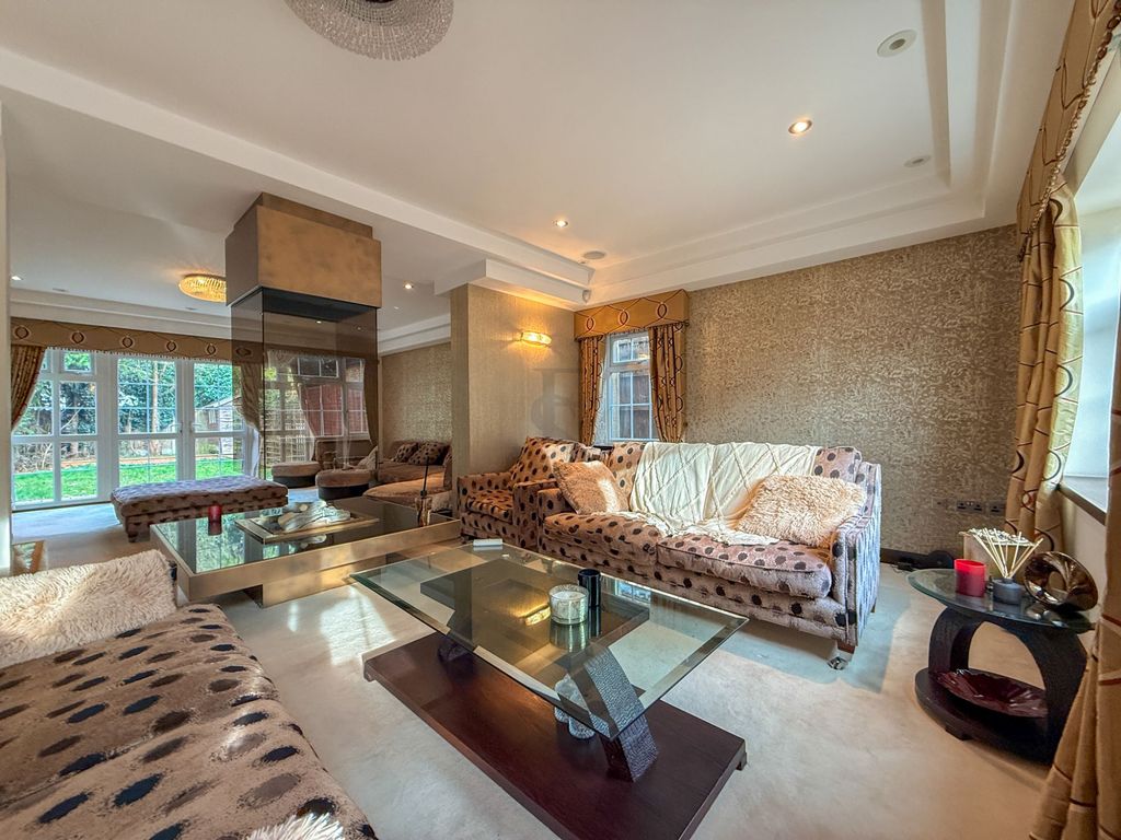 4 bed detached house to rentManor Road, Oadby, Oadby, Leicester LE2 photo 3