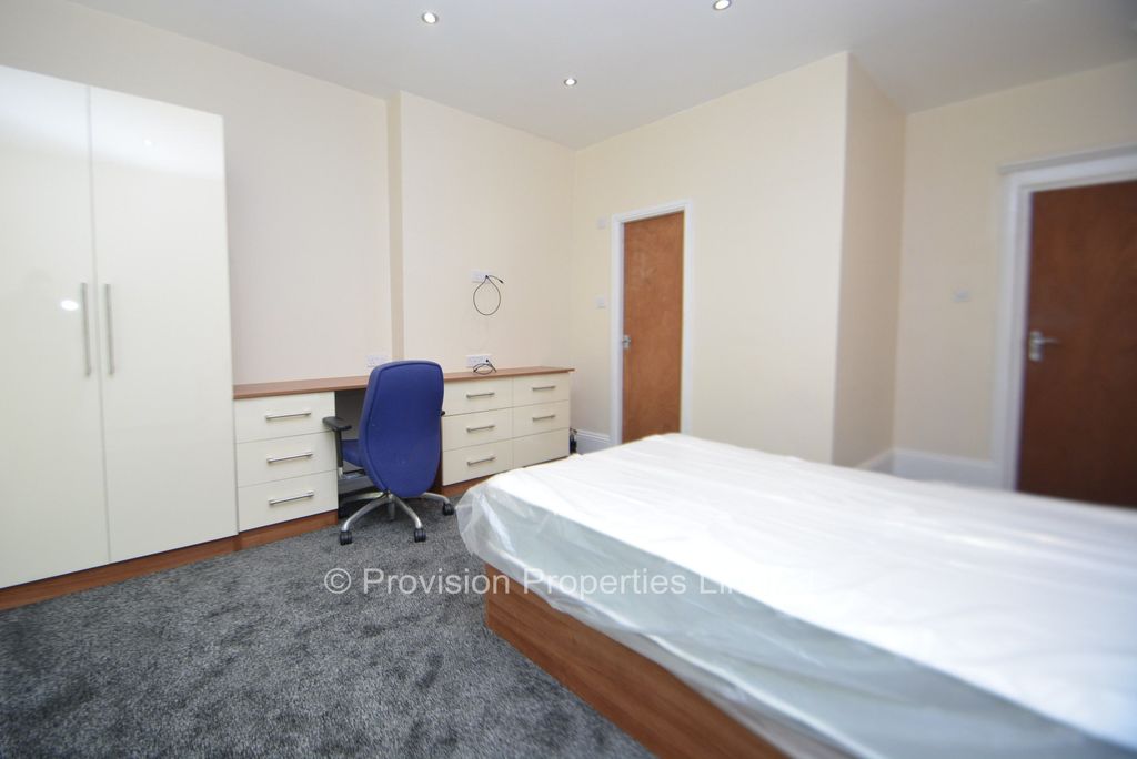 Additional image 8 of 8 bed semi-detached house to rentSt Michaels Villas, Headingley, Leeds LS6