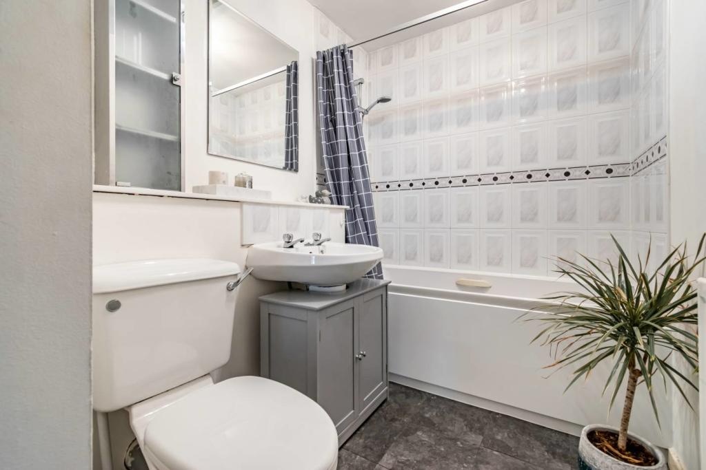 2 Bed Flat, Saughton Mains Gardens, EH11, N1 7GU