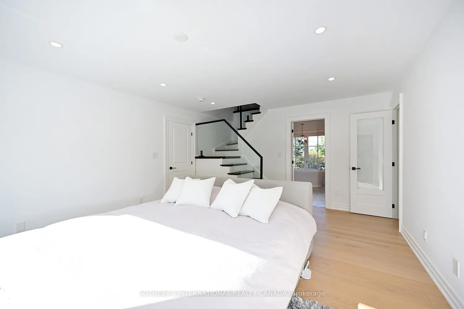 Additional image 8 of 2376 #8 Sideroad