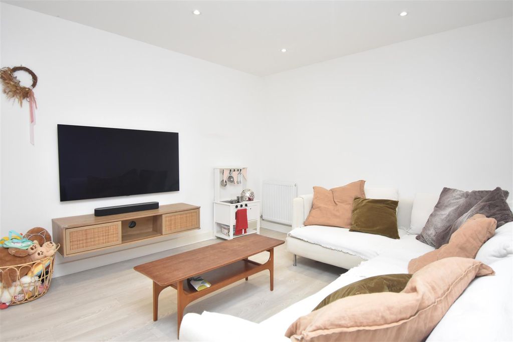 Additional image 4 of 4 bed semi-detached house to rentHughlings Close, Green Hammerton, York YO26