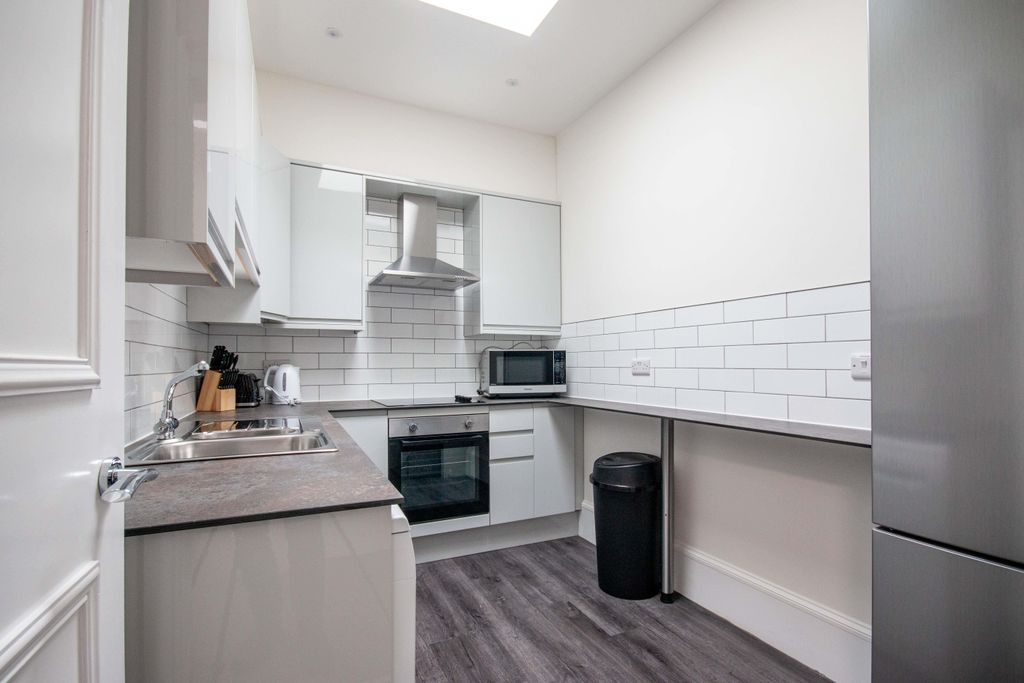 8 bed shared accommodation to rentCameron Terrace, Edinburgh EH16 photo 3
