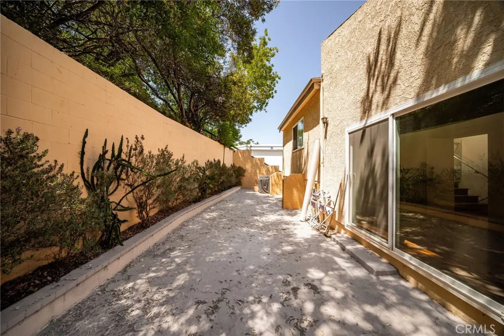 Additional image 54 of 3751 Prestwick Dr, Los Angeles, CA 90027