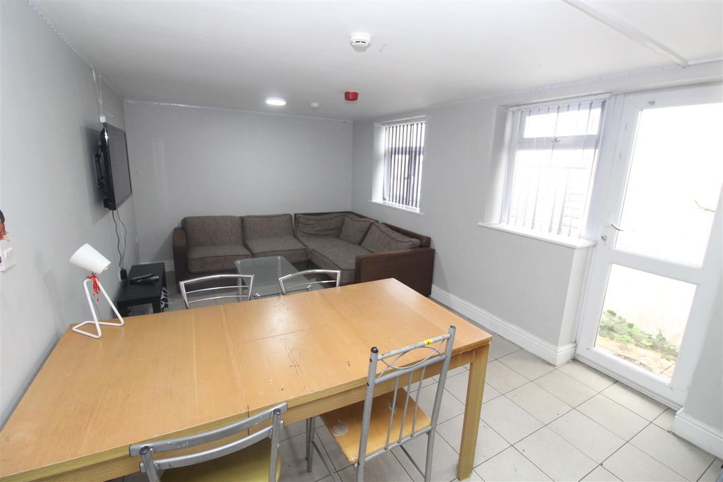 7 bed property to rentRhymney Street, Cathays, Cardiff CF24