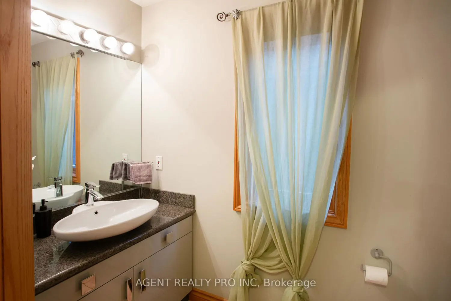 Additional image 9 of 922 Country Club Crescent