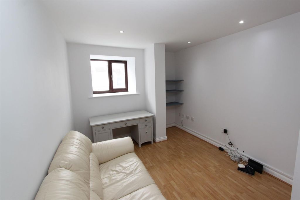 1 bed flat to rentDolphin House, Sutton Harbour PL4 photo 3
