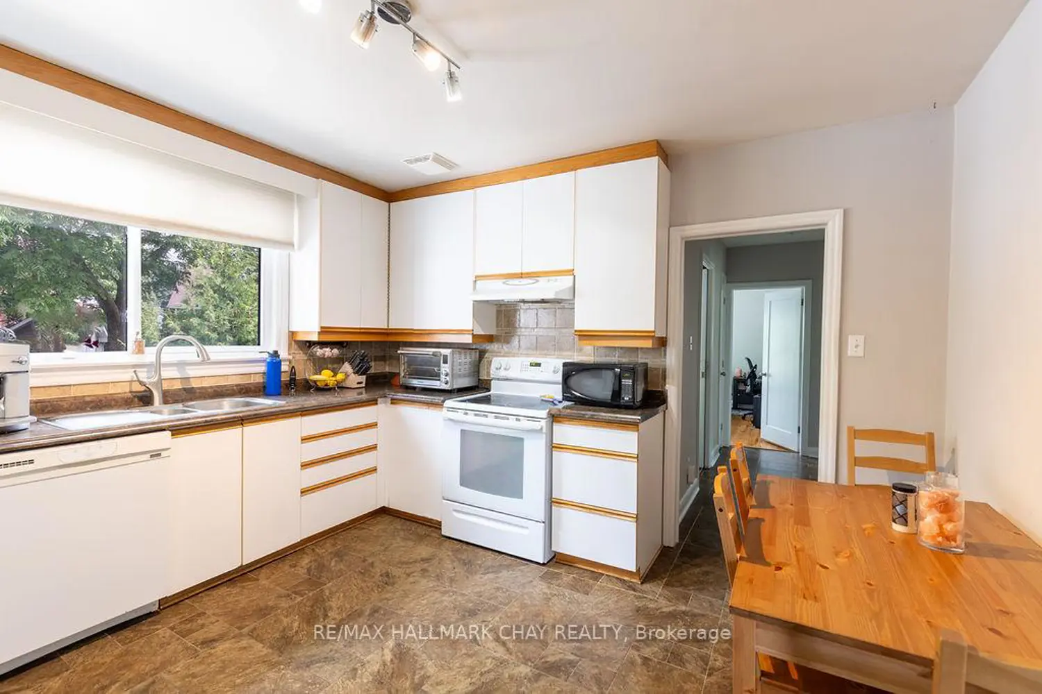 Additional image 13 of 325 Innisfil Street