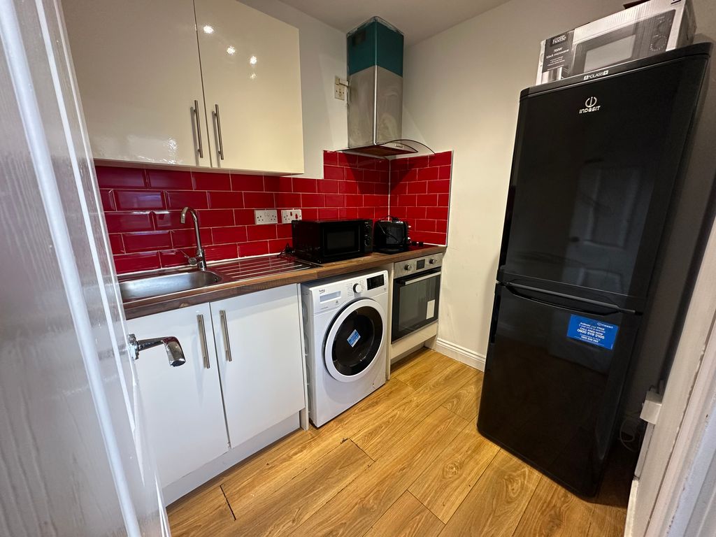 Additional image 7 of 3 bed flat to rentWestcotes Drive, Leicester LE3