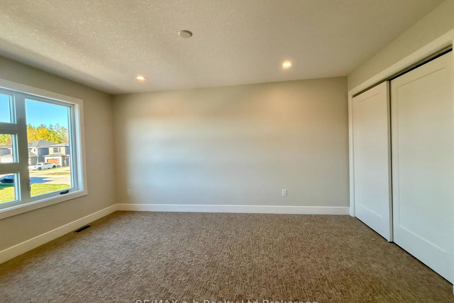 Additional image 13 of 41 Cash Crescent