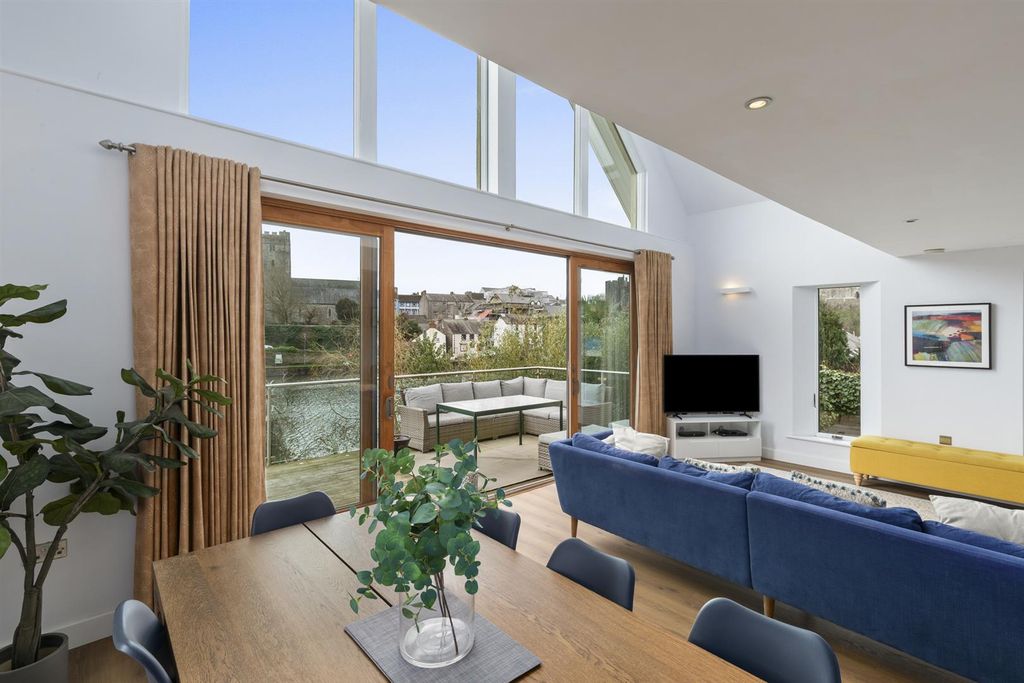 Additional image 4 of 4 bed property to rentParadise Row, Pembroke SA71
