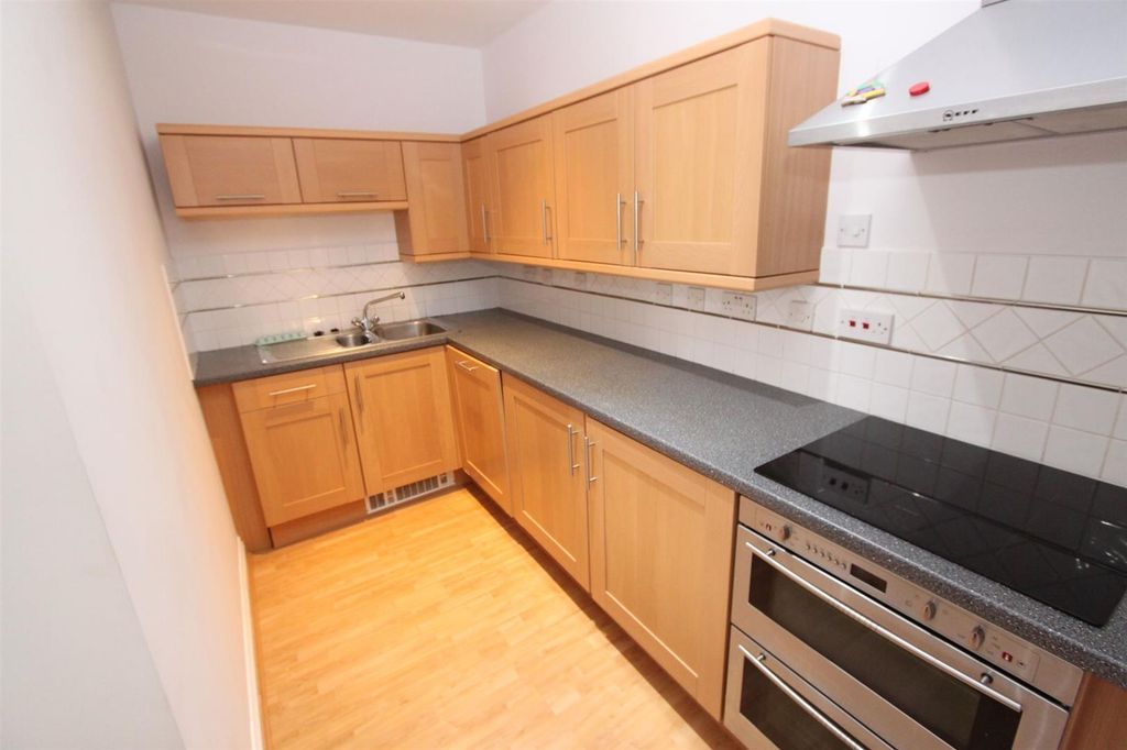 1 bed flat to rentDolphin House, Sutton Harbour PL4 photo 4