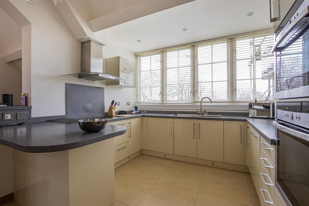 2 bed flat to rentBenjamin Hall, Hensol Castle Park CF72 photo 4