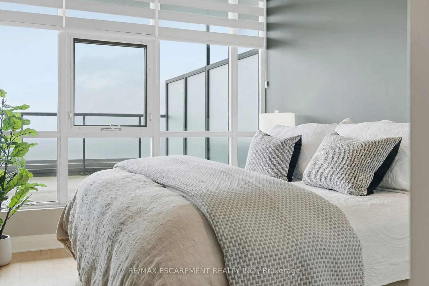 Additional image 11 of 550 North Service Road 1404