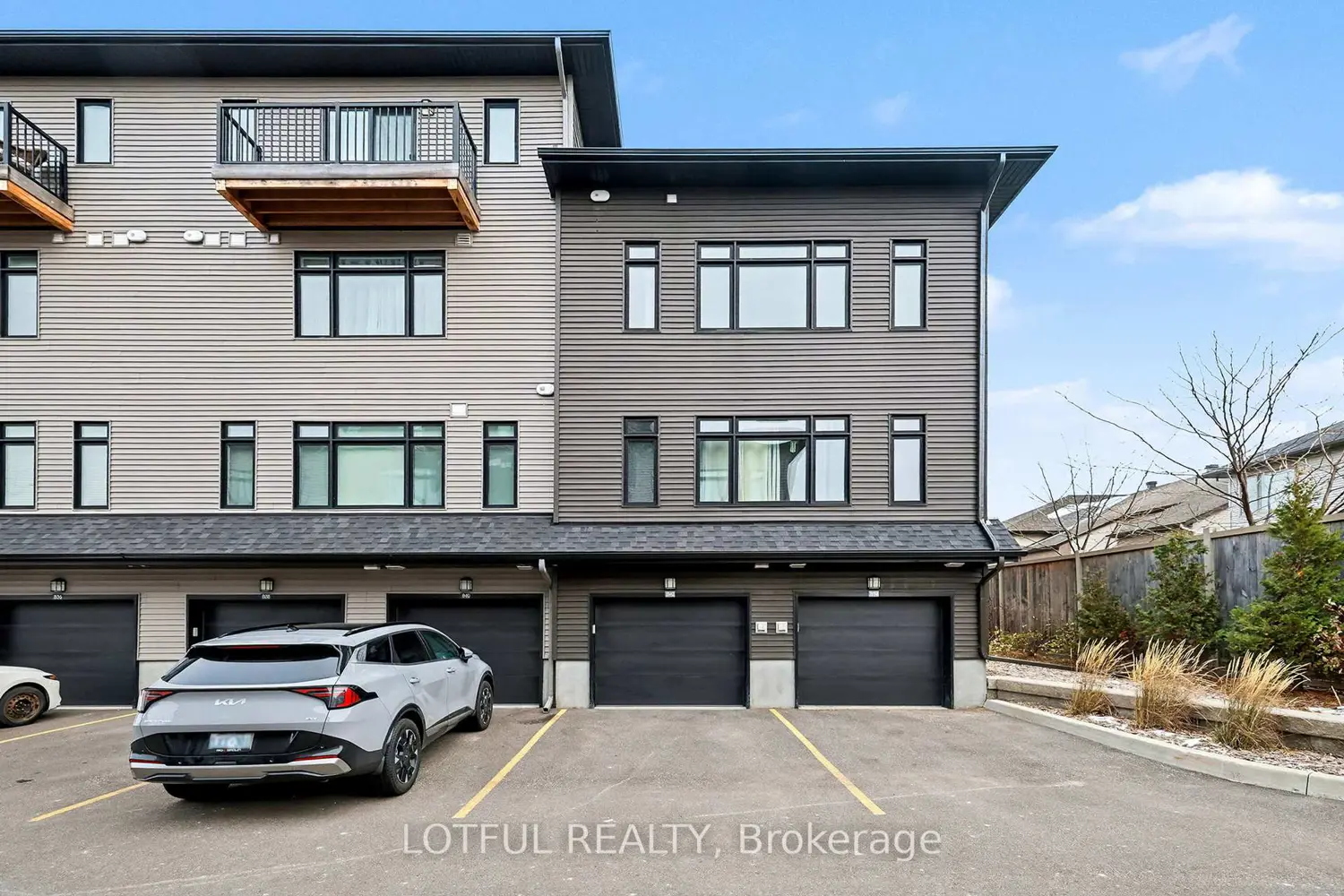842 Ralph Hennesy Avenue photo 3