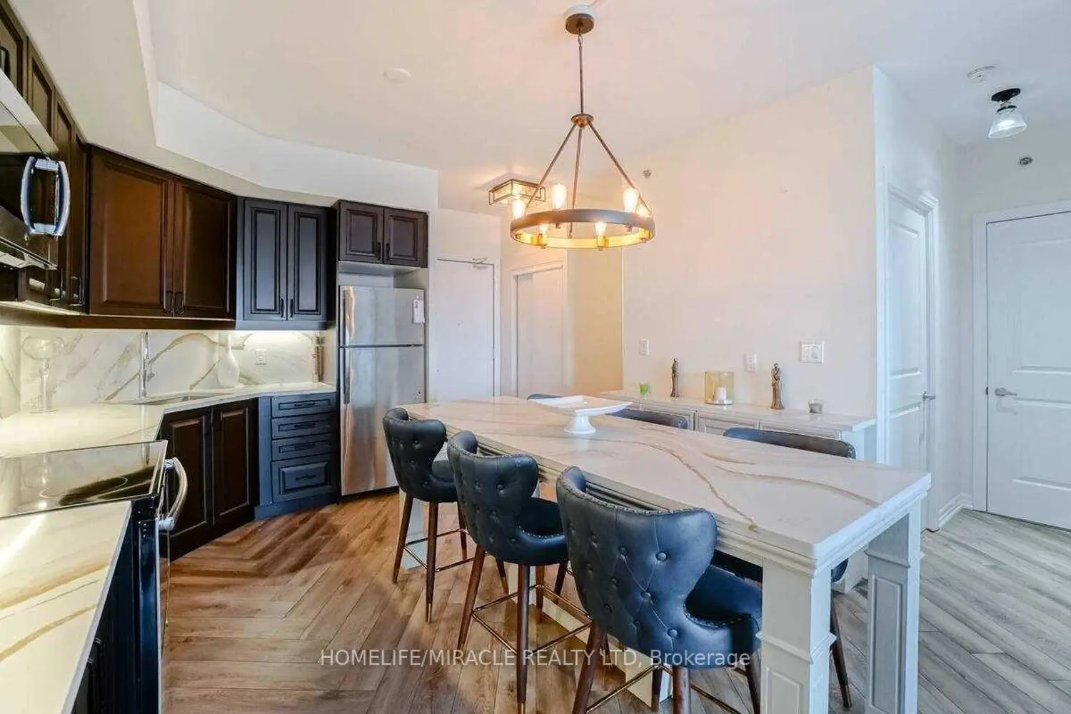 Additional image 5 of 560 North Service Road #602