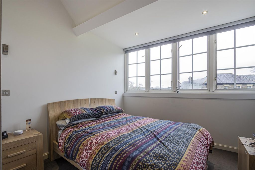 2 bed flat to rentBenjamin Hall, Hensol Castle Park CF72 photo 5