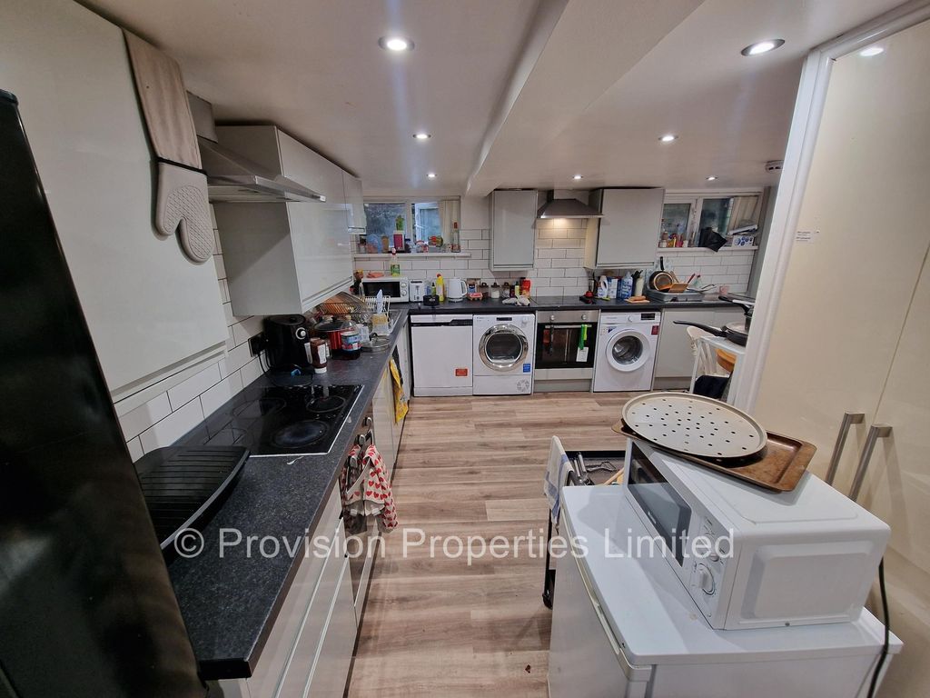 Additional image 4 of 9 bed terraced house to rentSt Michaels Villas, Headingley, Leeds LS6