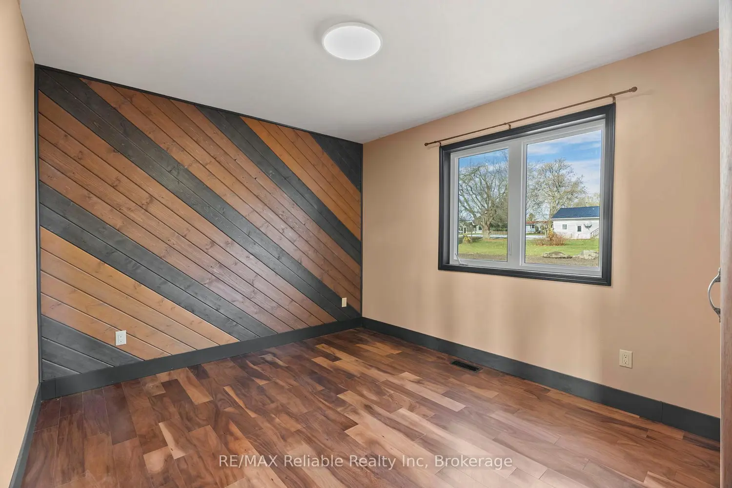 Additional image 10 of 43841 Cranbrook Road