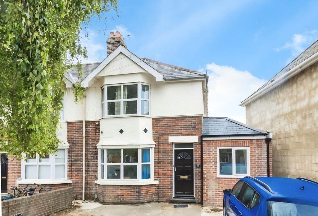6 bed semi-detached house to rentCricket Road, Cowley OX4