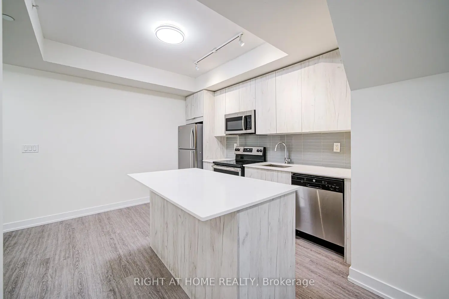1350 Kingston Road Th03