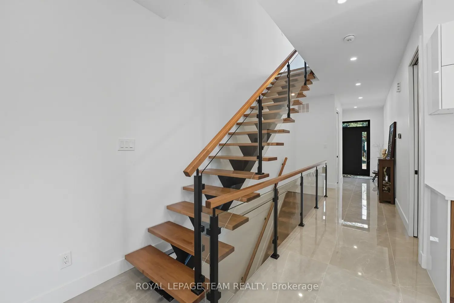 984 Watson Street photo 4