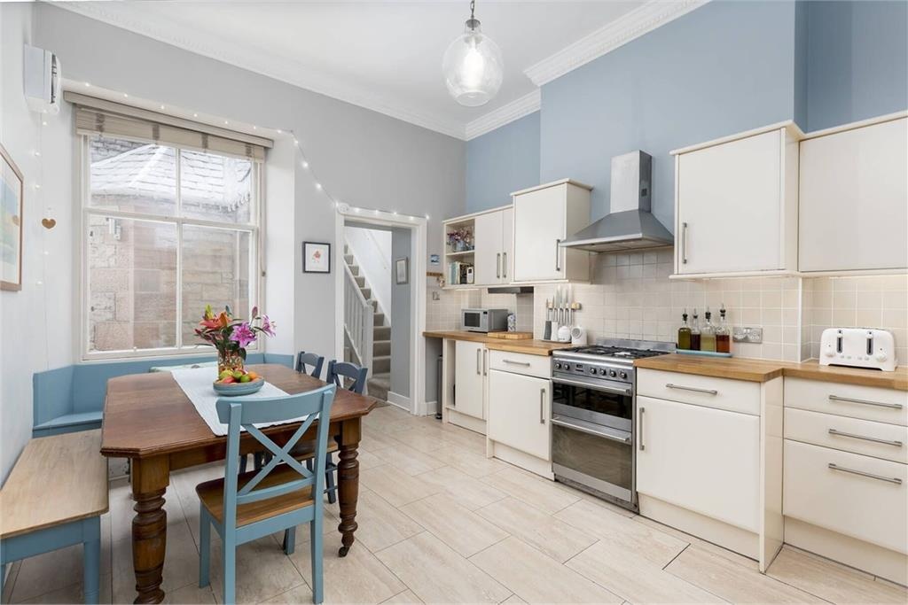 3 Bed Flat, Craigmillar Park, EH16, N1 7GU