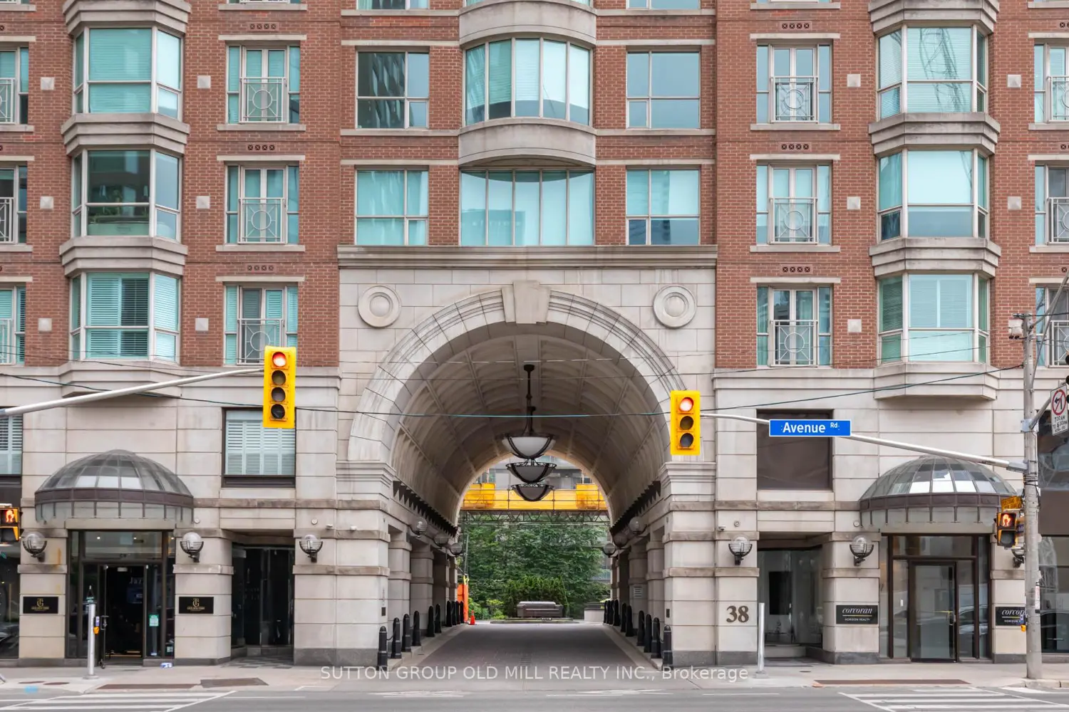 38 Avenue Road 700