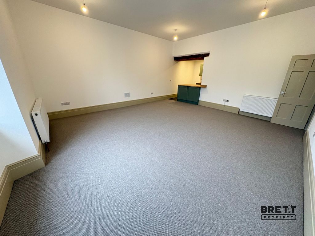 Additional image 3 of 2 bed flat to rentFlat 1, 27 Main Street, Pembroke, Pembrokeshire. SA71