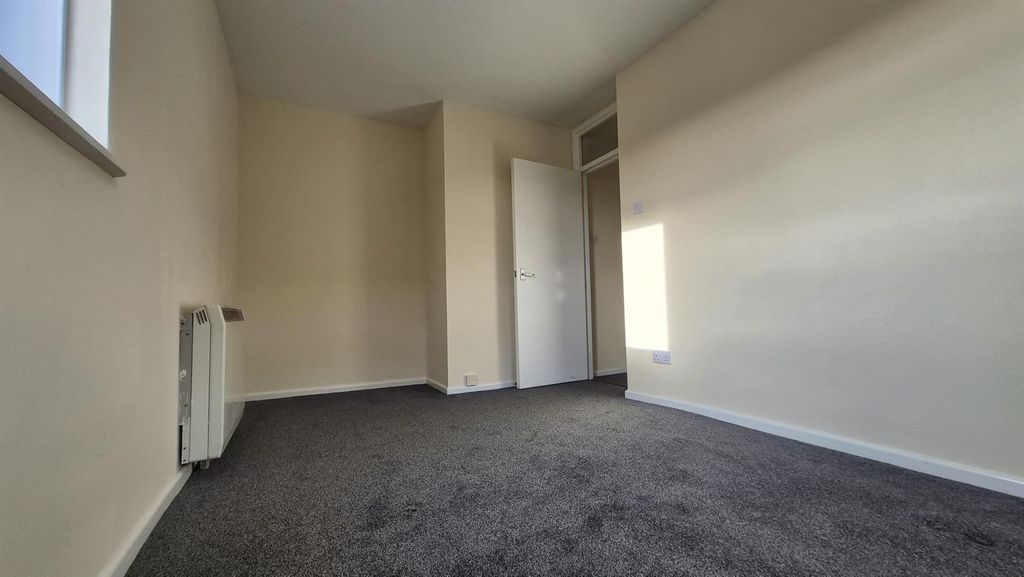 Additional image 8 of 2 bed flat to rentMain Street, Pembroke SA71
