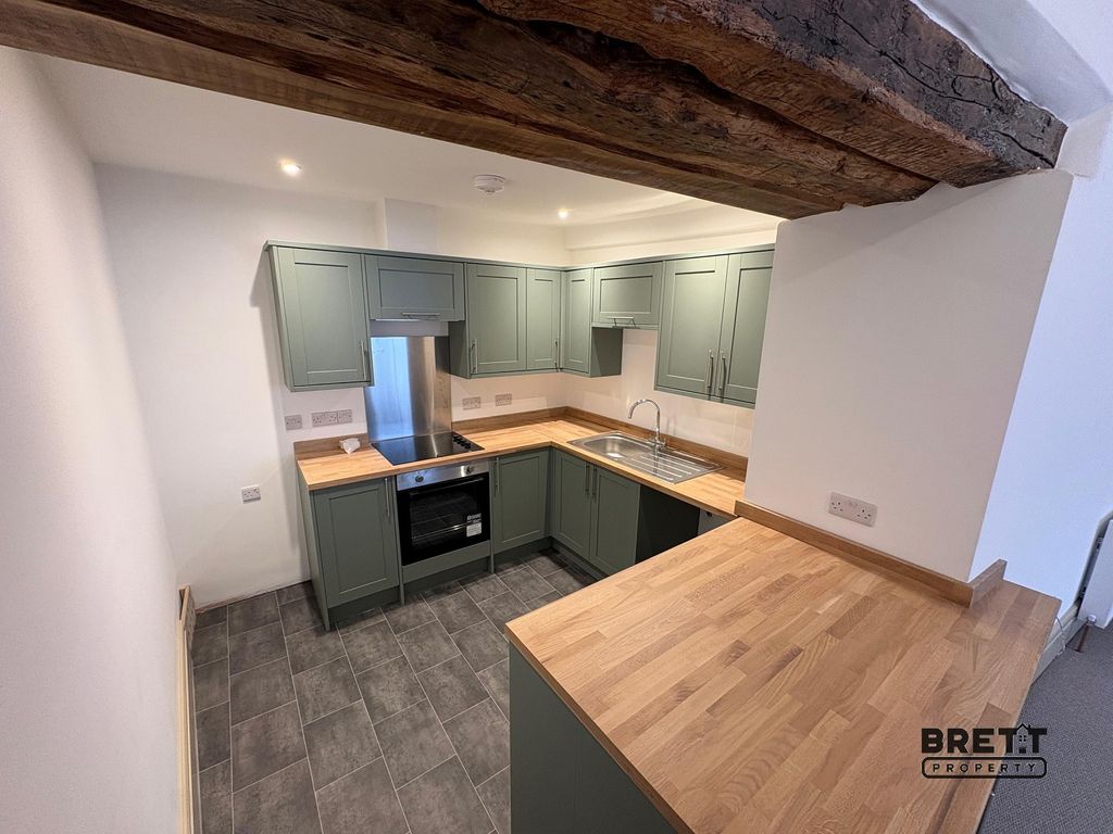2 bed flat to rentFlat 1, 27 Main Street, Pembroke, Pembrokeshire. SA71