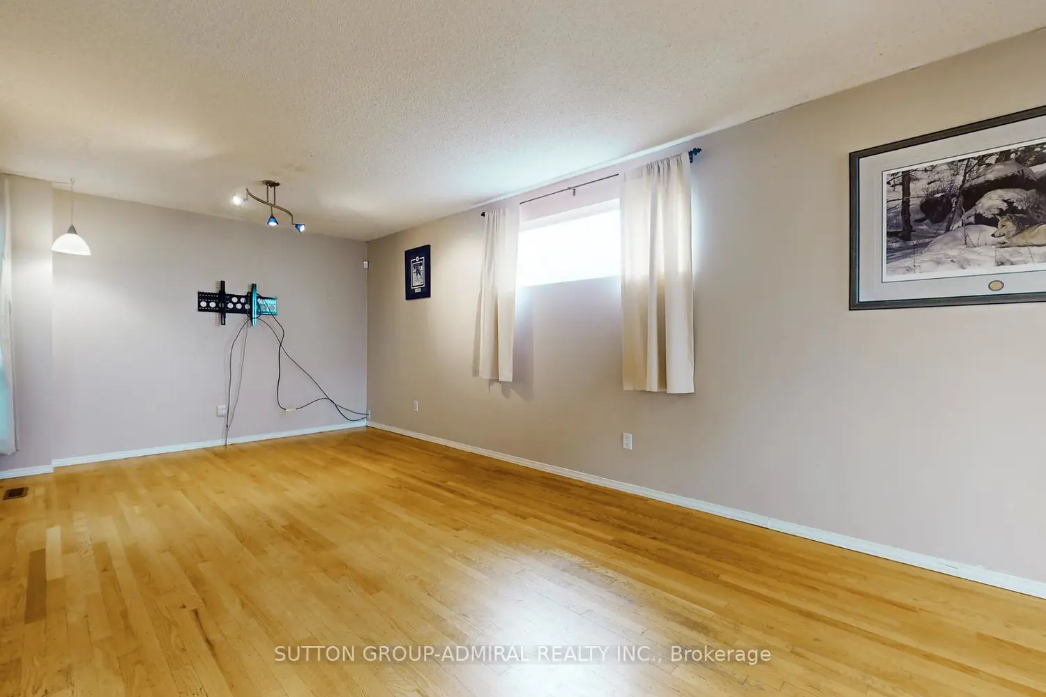 93 Patrice Crescent photo 3