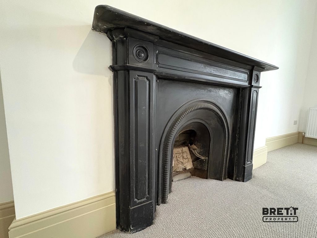 Additional image 5 of 2 bed flat to rentFlat 1, 27 Main Street, Pembroke, Pembrokeshire. SA71