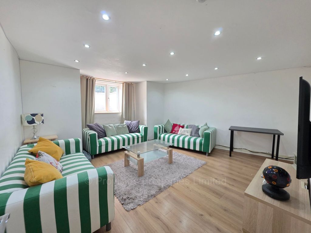 10 bed terraced house to rentHeadingley Avenue, Leeds LS6