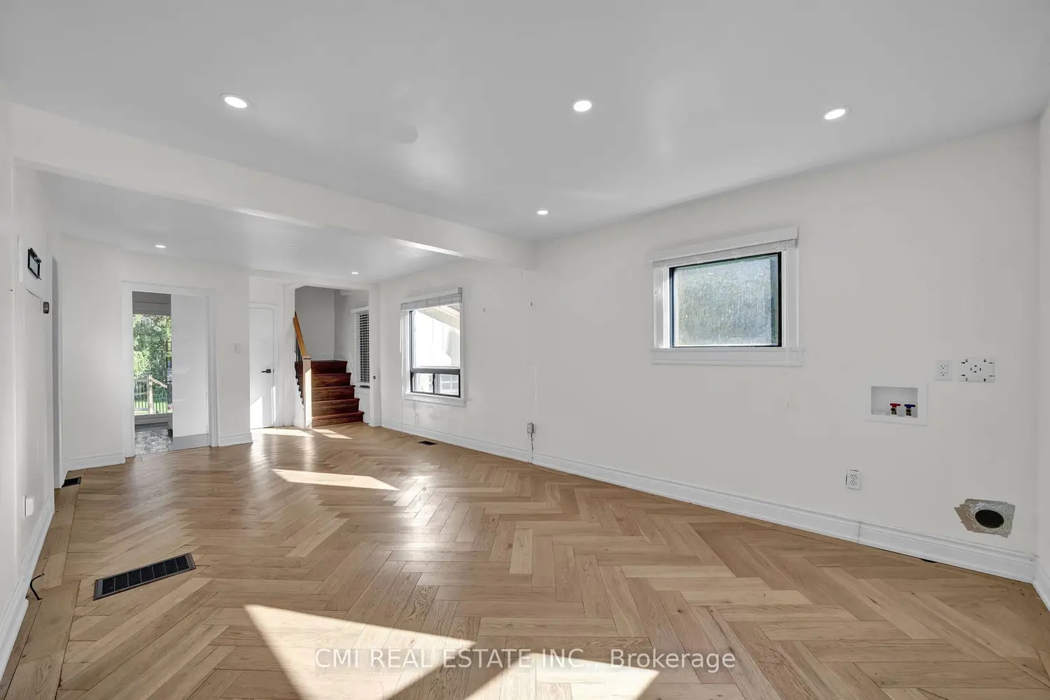 153 Clarence Street photo 4