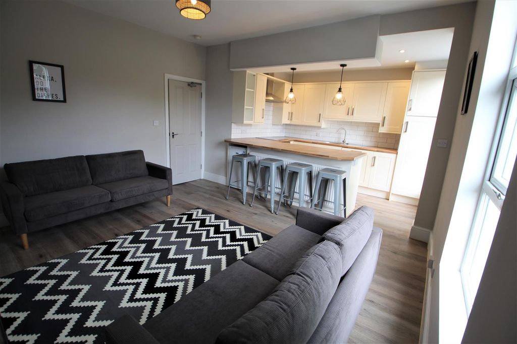 6 bed flat to rentCliff Road, Woodhouse, Leeds, West Yorkshire LS6