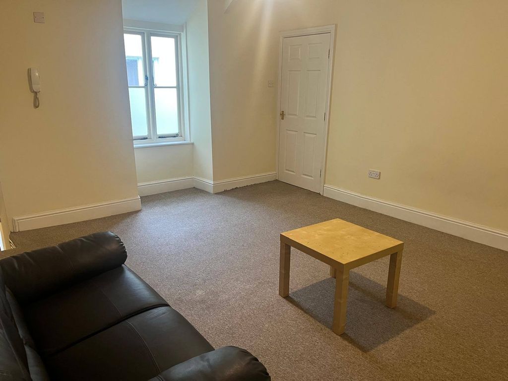 2 bed flat to rentHaverfordwest SA61 photo 2