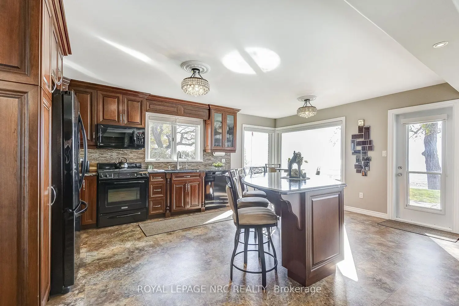 Additional image 3 of 10781 Lakeshore Road