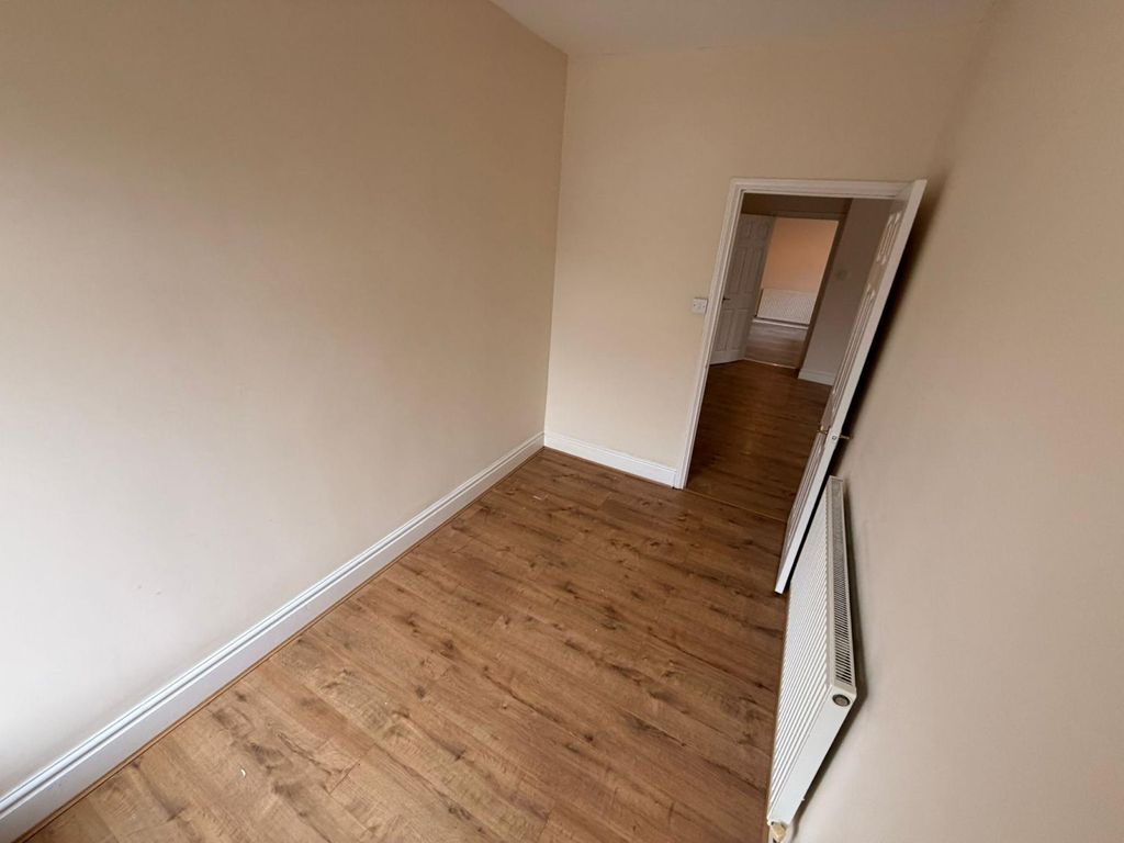 2 bed flat to rentSkewen SA10 photo 3