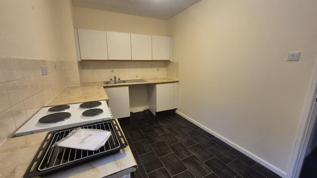 Additional image 6 of 2 bed flat to rentMain Street, Pembroke SA71