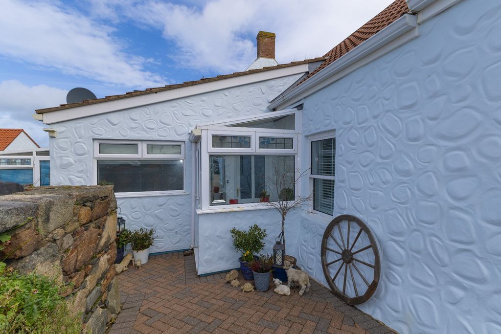 1 bed semi-detached house to rentRue Des Marais, Vale, Guernsey GY6