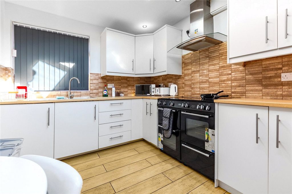 Additional image 8 of 6 bed semi-detached house to rentHelmdon Crescent, Northampton NN2