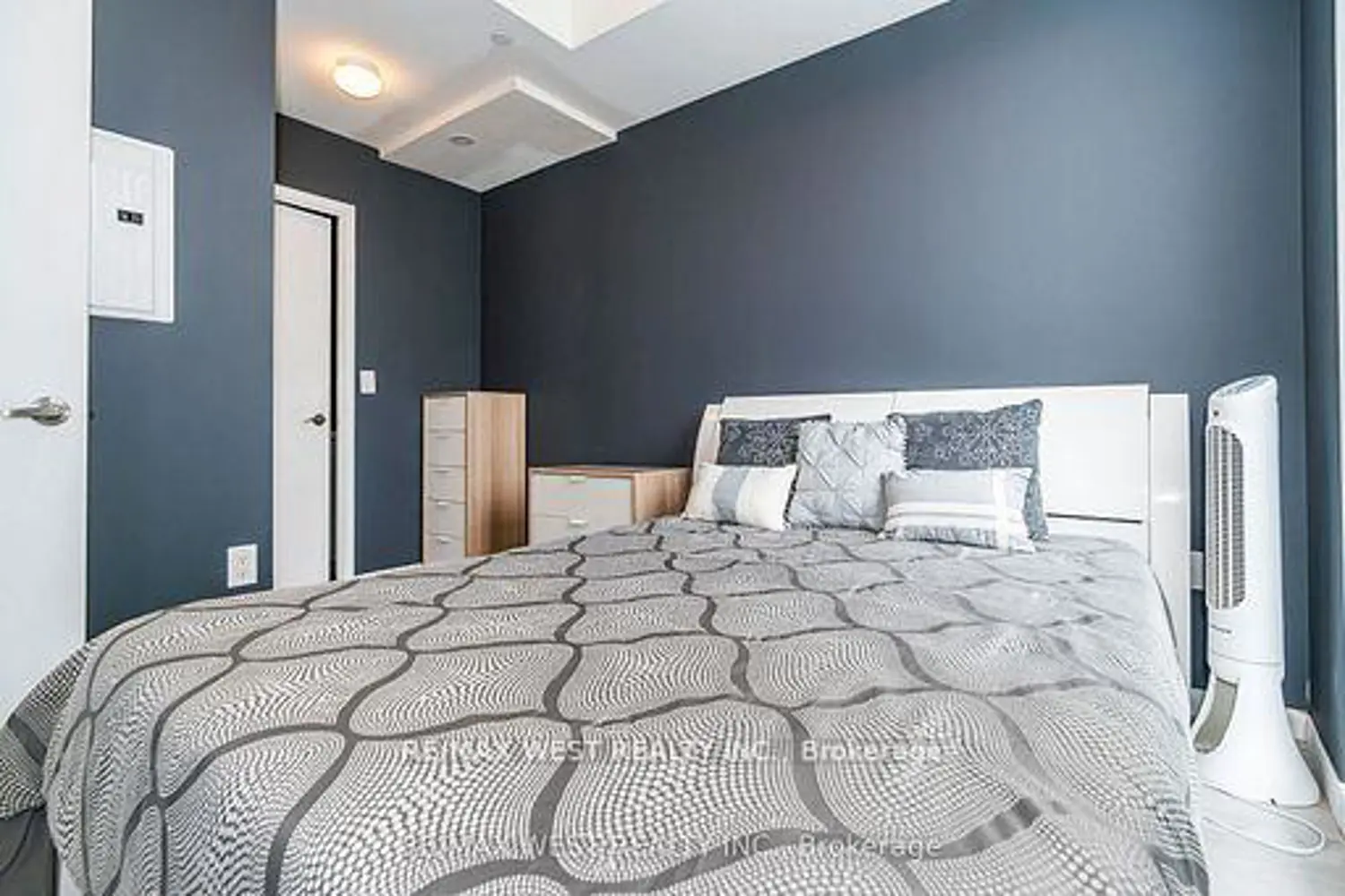 Additional image 12 of 830 Lawrence Avenue 830